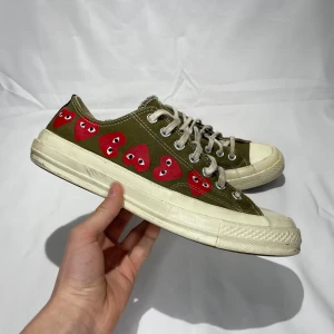 Comme des Garçons X Converse skor - Comme des Garçons X Converse || skick 8,5/10 || storlek 42,5 || nypris ca 2000kr mitt pris endast 899kr || pris kan diskuteras vid snabb affär!