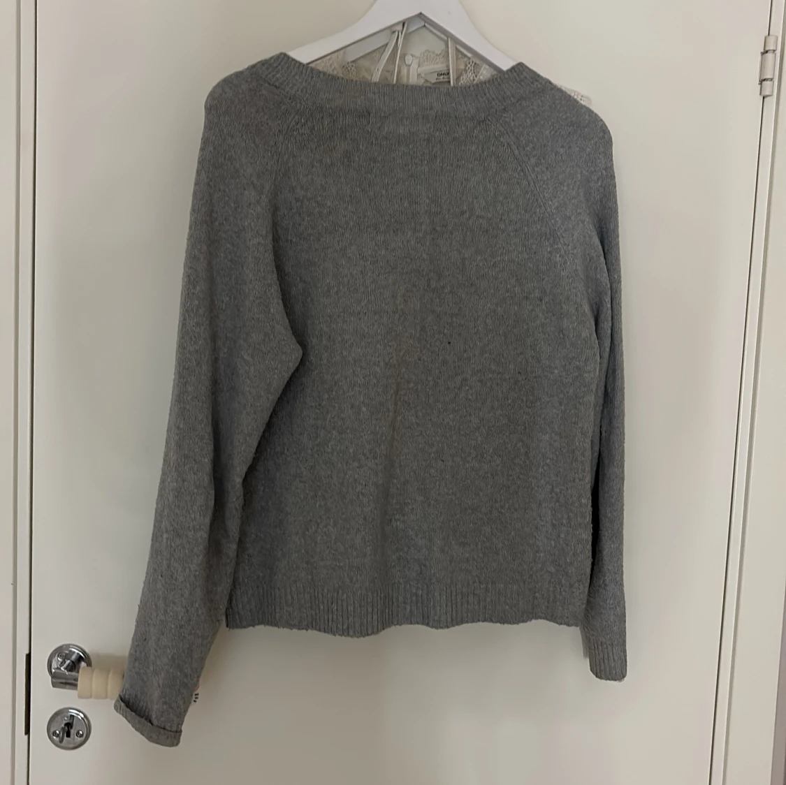 Grå stickad tröja - 1