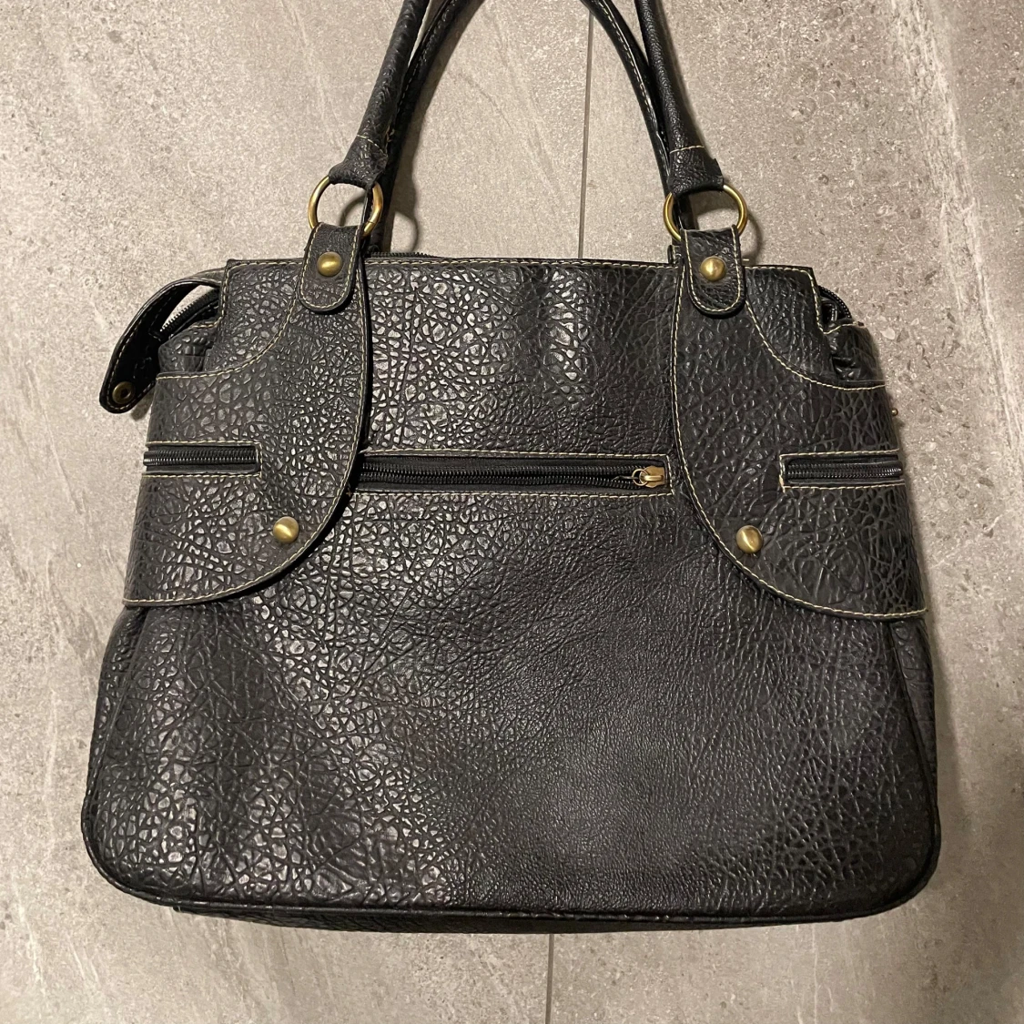 Svart axelväska med gulddetaljer - 1