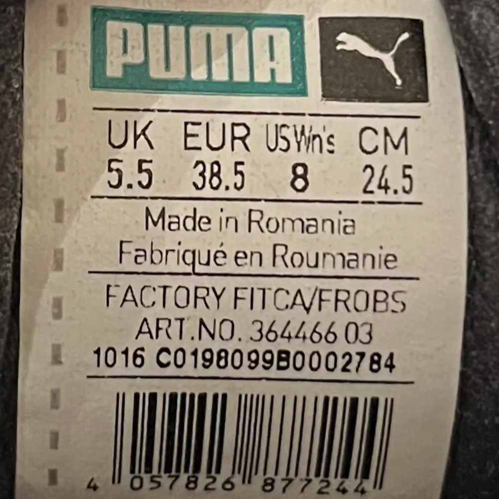 Snygga grå sneakers från Puma i mocka med en robust sula och klassisk snörning. Perfekta för en stilren look med en touch av sportig känsla. Skickas direkt!. Kengät.