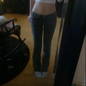 Grå jeans - Snygga mörkgrå jeans. De har en låg midja och är bootcut. Inga defekter, skriv om du vill ha mått eller likande 