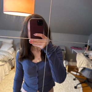 Blå ribbad kofta från Kappahl - Säljer en snygg blå ribbad kofta från Kappahl. Den har långa ärmar och knappar framtill. Perfekt för en stilren look. Passar bra till både jeans och kjol. 💙