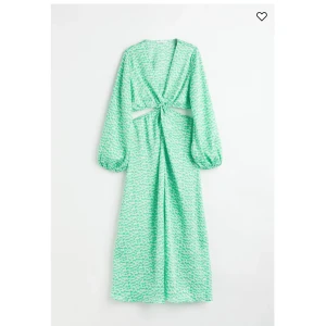 Grön långklänning H&M - Snygg grön långklänning från H&M. Säljer då den inte kommer till användning, använt fåtal gånger och är som ny🤗(slut på hemsidan) kan diskutera pris vid en snabb affär! 