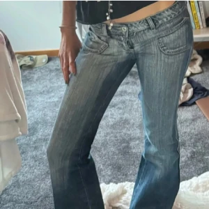 Lågmidjade jeans - Säljer mina favoritjeans nu då de blivit för små för mig. Bilder kommer från förra ägaren💗