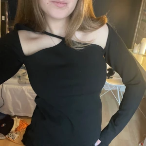 Topp med detaljer  - Långärmad tröja från hm med detalj fram. Använd fåtal gånger. Storlek S. ✨