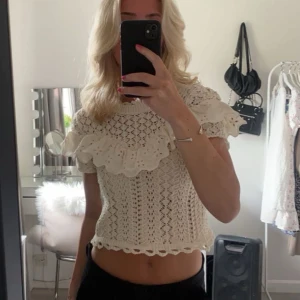 Grov stickad topp med volang - En vit/ cream grov stickad topp från Zara. Storlek s och knappast använd, som ny. Säljer för 200kr