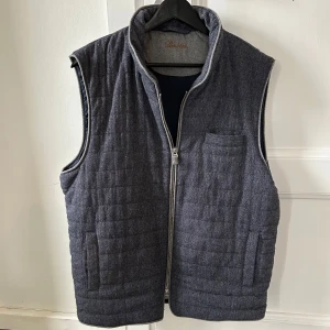 Stenströms väst - Snygg grå quiltad väst från Stenströms med dragkedja framtill. Storlek L och endast använd ett fåtal gånger utan defekter. Skriv vid funderingar! 