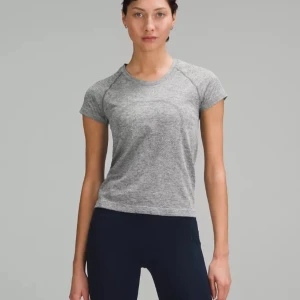 Grå Lululemon träningströja - Säljer en grå kortärmad träningströja i syntetmaterial. Storlek S.