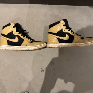 Air Jordan 1 retro heirloom - Air Jordans, använda, skick 7/10. Storlek 40               Ny pris 2000 