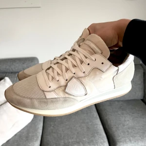 Phillipe model trpx  - Snygga sneakers från Philippe Model i en stilren kombination av beige mocka och vitt skinn. Originalstorleken är 43,5 men passar 43. Skick 8/10