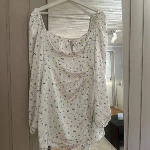 Blommig klänning  - Säljer denna söta klänningen från NA-KD som är slutsåld, använd en gång🦋