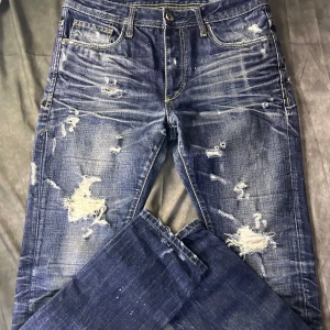 Distressed jack & jones slim/straight jeans( sällsynta) - Mycket fint skick | sjukt sällsynta | Size 30/32 | modell 180 63 kg | Följare får 50 kr rabbat | fraktar spårbart inom 24 timmar med PostNord eller instabox |
