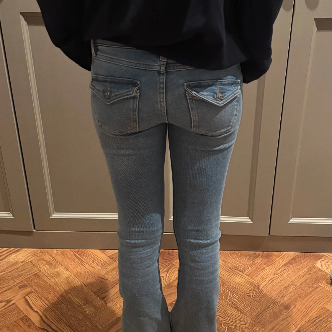 Blå bootcut jeans från Subdued - 2