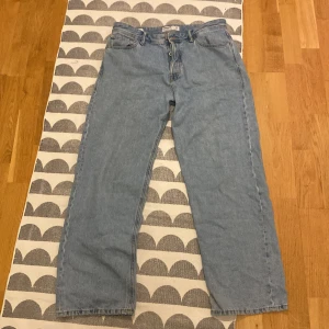 Jack n jones Jeans - Baggy jeans från jack n jones. Mycket bra skick i storlek 32 32. Pris 300, Nypris 600. Pris kan diskuteras vid snabb affär
