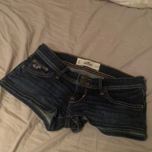 Hollister jeansshorts - Lågmidjade, mörkblåa Hollister jeansshorts i stolek xxs/xs som jag köpte förra året. Jättebra skick! Skriv om ni har frågor eller prisförslag!