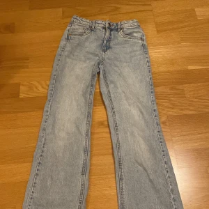 Ljusblå jeans från LAB Industries - Säljer ett par ljusblå jeans från LAB Industries. De har en klassisk femficksdesign med knapp och dragkedja framtill. Perfekta för en avslappnad stil med en rak passform.