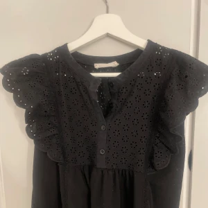 Svart blus från Mango - Säljer denna svart blus från Mango då den inte kommit till användning. Använd två gånger men köpte den av en tjej här på Plick💕