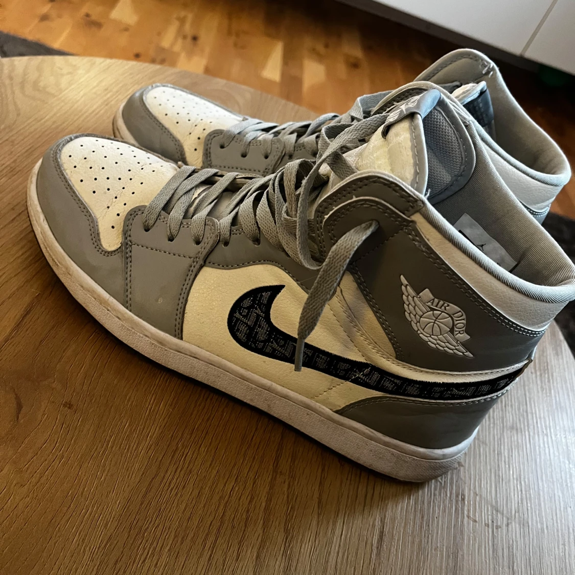 Grå och vita sneakers från Dior x Nike - 1