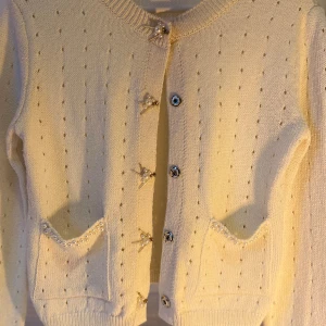 Kofta från Zara  - Super söt kofta med pärlor och andra fina detaljer från Zara, kommer med kvittot 