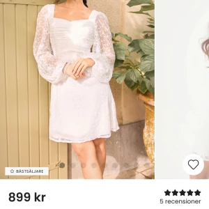 Vit spetsklänning med långa ärmar - Studentklänning/ utspringsklänning från bubbleroom. Aldrig använd, endast testad så i totalt nyskick!