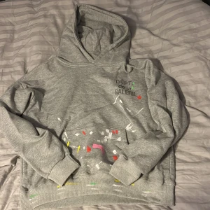  Gallery Dept hoodie ”Dept de la galerie” - Storlek S passar perfekt, riktigt skön tröja. Använd fåtal gånger.