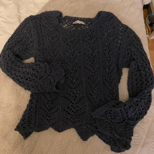 Blå spets tröja - Super snygg med ett linne eller bara bh under❤️jag är en S men har den i storlek M just för att det är snyggt när den här tröjan är lite oversized