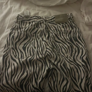 Zebra Jeans - Supersnygga zebra jeans från Pull&Bear som tyvärr är för stora på mig 🥰skulle säga att dom är midwaist 