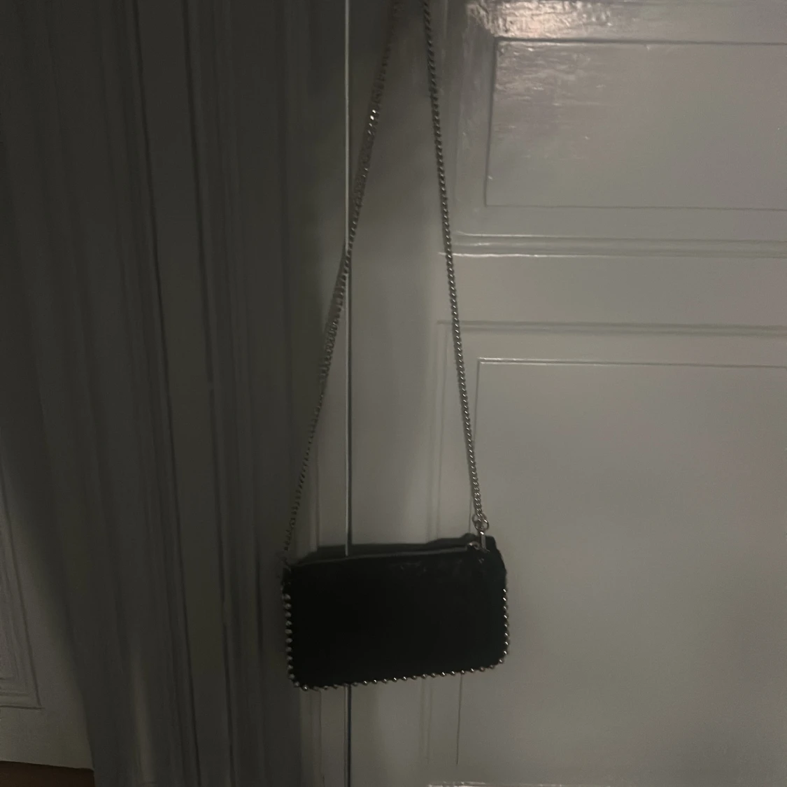 Svart axelväska med kedja från Zara