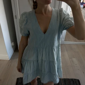 Ljusblå klänning från Zara - Säljer en söt ljusblå klänning från Zara med v-ringning och korta puffärmar 💙