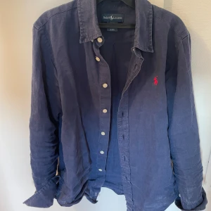 Mörkblå skjorta från Ralph Lauren - Tja! säljer denna riktigt snygga ralp lauren skjortan då den har blivit för liten. Den är i storlek 12 år. Hör av dig vid frågor.