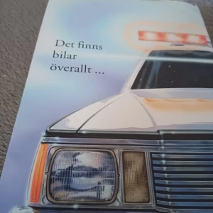 Om en Buick 8 - Säljer boken 'Om en Buick 8' av Stephen King. Omslaget har en bild av en blå bil med texten 'Det finns bilar överallt...'. Perfekt för dig som gillar spänning och mystik. 📚 liten skada i pappret 