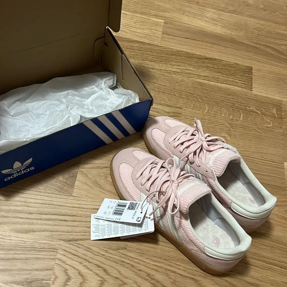 Jättesnygg adidas handball spezial i rosa. Den kommer aldrig till användning så tänker sälja den för 1200 kr🌺skriv för fler bilder och frågor ❤️. Kengät.