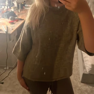 Beige stickad tröja från Gina Tricot - Mysig beige stickad tröja från Gina Tricot. Perfekt för kyliga dagar med sin bekväma passform och trekvartsärmar. Enkelt att matcha med olika outfits för en avslappnad stil.