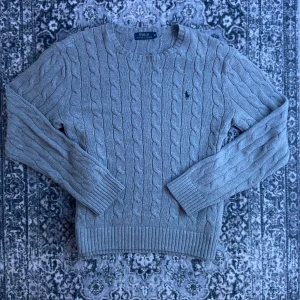 🚨grå ”cable-knit” Ralph Lauren M🚨 - 🚨Grå cable-knit Ralph Lauren, Storlek M. Blå Ralph lauren logga, mycket bra skick! Var inte blyg för att fråga om bilder eller prisförslag!🚨