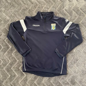 Ifk Göteborg träningströja  - Denna tröjan är ganska snygg och blir inte jätte varm i den men det är typ lite gräs i den som jag inte orkar ta ut därför e den så billig. Skriv för frågor