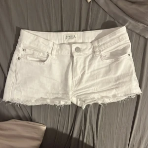 Vita jeansshorts från Lindex - Säljer lågmidjade shorts som jag sydde om själv från skinny jeans från Lindex. Storleken är 152 men tycker att det hade passat XS.