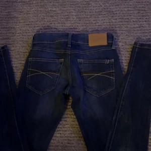Mörkblå jeansbyxor från Bianca mng  - Säljer mina favo mörkblå skinny jeans från Bianca mng med en tight passform. Då de har blivit för små för mig  :(