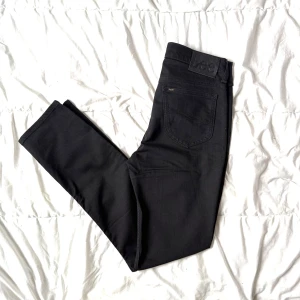 Lee Jeans - Hej! Säljer nu dessa svarta jeans från Lee då de kom aldrig till användning. De passar både formella och avslappnade outfits 🙌. De är svarta, och aldrig använda. Säljer dem för endast 399kr (nypris: 999kr, kvittot finns). Tveka inte att höra av er vid funderingar 🤝 :).