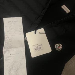 Moncler cardigan  - Svart moncler cardigan i storlek M vilket motsvarar S/Xs! Den har inga tecken på användning nästan aldrig använd! Skriv så fort du har nån fråga! Självklart äkta! Fråga om du vill ha mer bilder så fixar jag de !