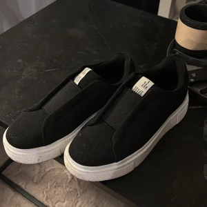 Svarta sneakers från 157 - Snygga svarta sneakers från 157 med en stilren design. Skorna har en vit sula som ger en fin kontrast och är perfekta för en avslappnad stil. Storlek 37. Endast använda några gånger. Nypris 400kr, mitt pris 150kr. 