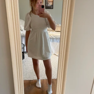 Vit klänning 💓 - Säljer nu min konfirmations klänning, använd en gång. Fick många fina komplimanger av denna super fina klänning🩵 