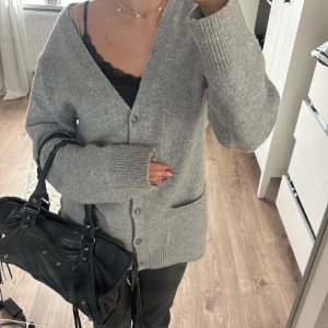 Grå kofta med knappar - Säljer en mysig grå kofta med knappar framtill. Den är även lite oversized så passar s också. Jätte mysig att ha under kyligare dagar. Säljer då den endast blivit använd 2 gånger💕köpt för 500kr