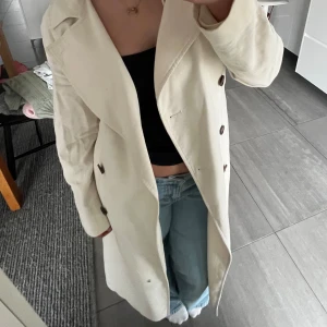 trenchcoat  - Den mest perfekta trenchcoaten!! säljer då jag köpte två likadana🤗🤗💖