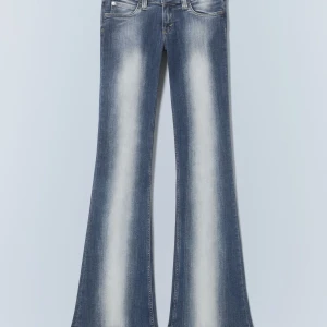 Weekday jeans - Blå weekday jeans storlek 28/32 jättebra skick skriv för egna bilder