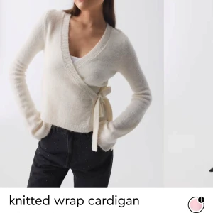 Vit stickad omlott tröja  - Säljer en vit stickad tröja från Gina tricot, säljer pga att jag beställde 2 så den ligger kvar i plasten och inte upppackad. Helt ny. Slutsåld på hemsidan. Nypris 399 säljer för 299🥰