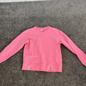 Rosa tröja från Zara - Säljer en snygg rosa tröja från Zara. Den har en enkel design med långa ärmar och rund halsringning. Perfekt för en avslappnad stil.