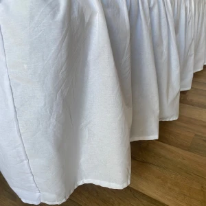 Vit sängkappa från jysk - Vit sängkappa från jysk! Som ny. ☺️ 120x200x45