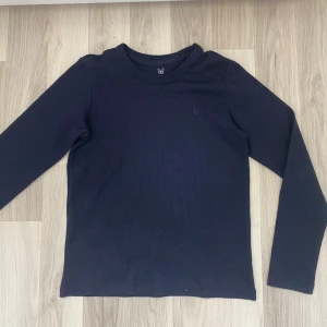  Jack & Jones - Säljer en stilren svart långärmad tröja från Jack & Jones. Tröjan har en enkel design med rund hals och är perfekt för vardagsbruk. Den är tillverkad i ett bekvämt material som passar bra till olika outfits. Storlek 152/ 12år. Köptes för 499 säljer för 149kr.