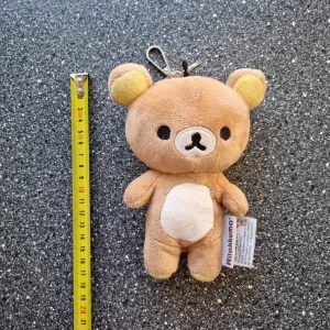 Rilakkuma nyckelring, japan, söt, y2k - Söt Rilakkuma nyckelring i mjuk polyester. Perfekt att fästa på väskan eller nycklarna för en gullig touch. Den har en praktisk karbinhake för enkel fastsättning. Slutsåld!