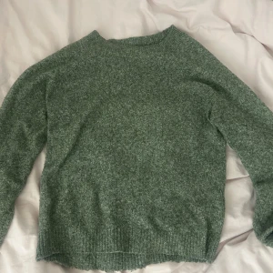 Grön stickad tröja från Vero Moda - Säljer en grön stickad tröja från vero moda som är jätte fin och bra skick den används inte så mycket längre så därför ska den säljas🌸💕